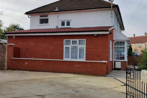 Spacious Home Free Bus To Heathrow Airport T5