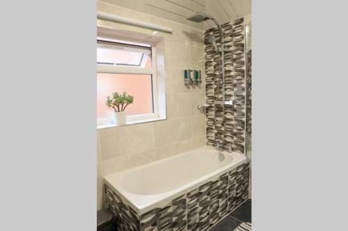 Spacious Home Free Bus To Heathrow Airport T5
