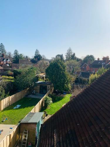 Spacious Attic Room In Cranleigh