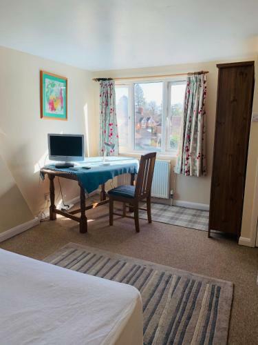 Spacious Attic Room In Cranleigh