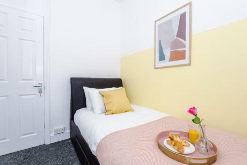 Harley House - Spacious Home With Free Netflix & Parking By Rocketbnb