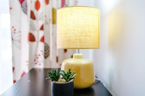 Harley House - Spacious Home With Free Netflix & Parking By Rocketbnb