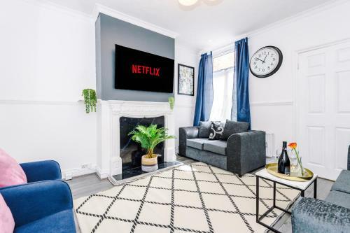 Harley House - Spacious Home With Free Netflix & Parking By Rocketbnb
