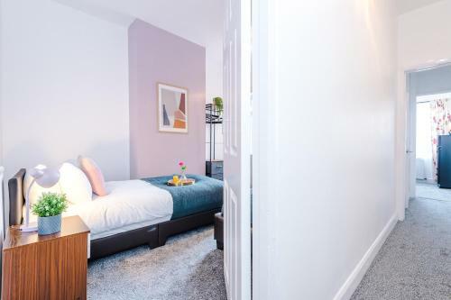 Harley House - Spacious Home With Free Netflix & Parking By Rocketbnb