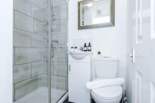 Harley House - Spacious Home With Free Netflix & Parking By Rocketbnb