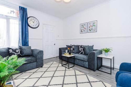 Harley House - Spacious Home With Free Netflix & Parking By Rocketbnb