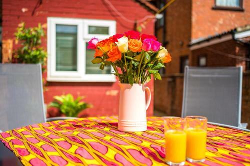Harley House - Spacious Home With Free Netflix & Parking By Rocketbnb