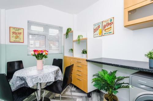 Harley House - Spacious Home With Free Netflix & Parking By Rocketbnb