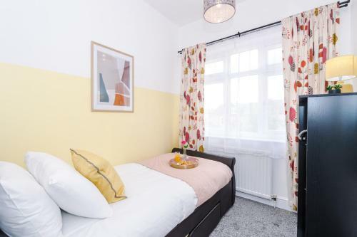Harley House - Spacious Home With Free Netflix & Parking By Rocketbnb