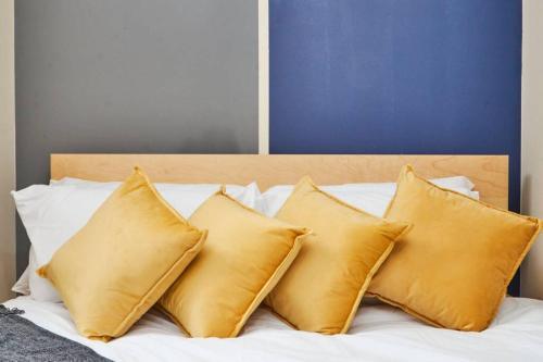 Luxury 2 Bed Apartment Central Location Sleeps 5