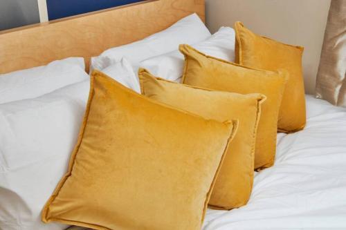 Luxury 2 Bed Apartment Central Location Sleeps 5