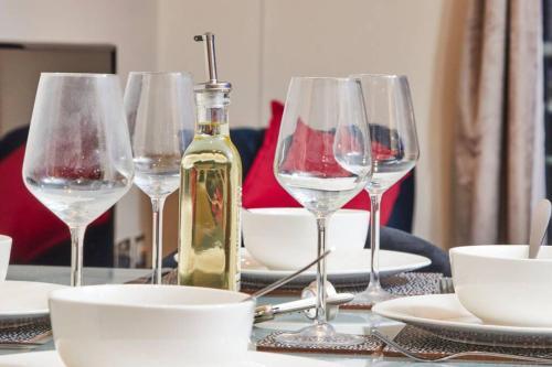 Luxury 2 Bed Apartment Central Location Sleeps 5