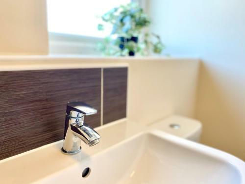 Superior Two-bed Apartment With Free Parking, Cv1 Coventry