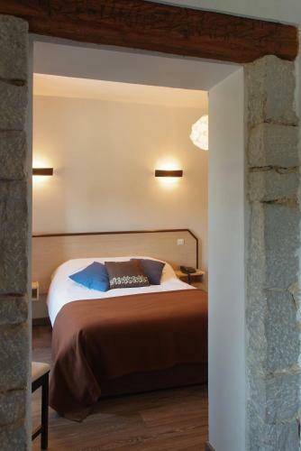 Hotel Logis Hostellerie Des Monts Jura