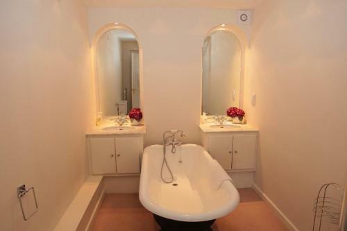2 Lee Court - Spacious Waterfront Apartment