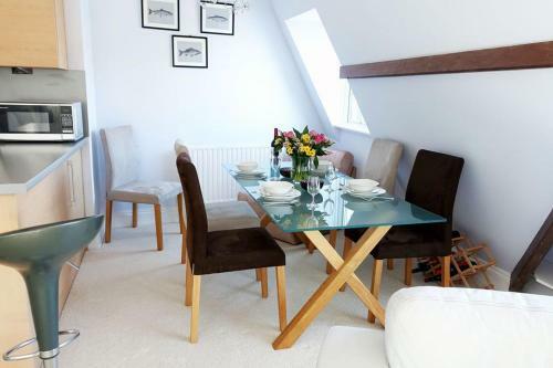 Seascape - Waterfront Apartment, Glorious Views And Parking