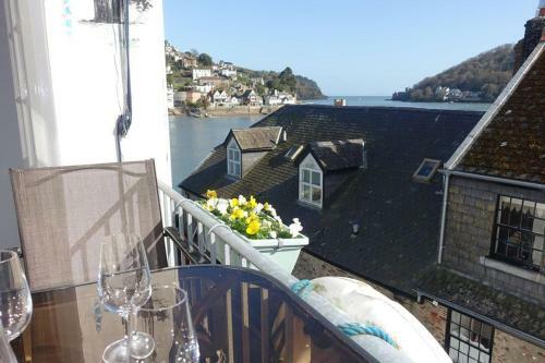 Seascape - Waterfront Apartment, Glorious Views And Parking