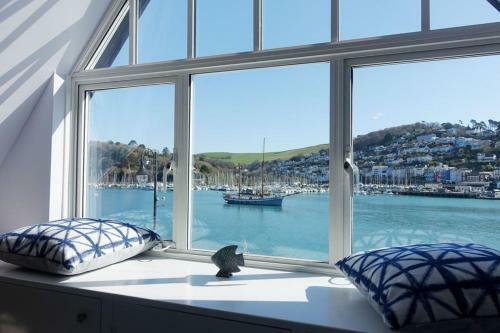 Seascape - Waterfront Apartment, Glorious Views And Parking