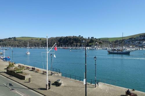 Seascape - Waterfront Apartment, Glorious Views And Parking