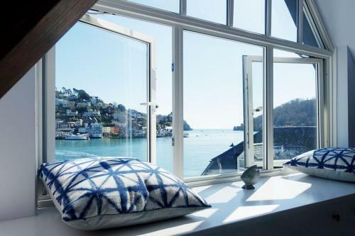 Seascape - Waterfront Apartment, Glorious Views And Parking
