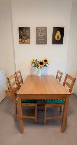 Very Spacious Two Bedroom Converted Apartment In East Croydon