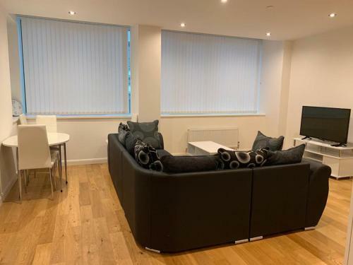Modern 2 Bed 2 Bath Apartment In Central Croydon!