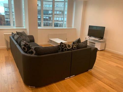 Modern 2 Bed 2 Bath Apartment In Central Croydon!