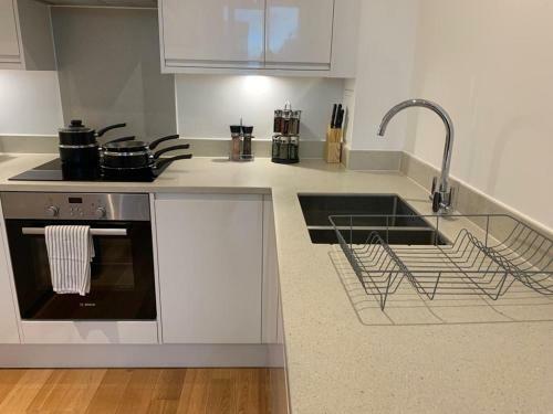 Modern 2 Bed 2 Bath Apartment In Central Croydon!
