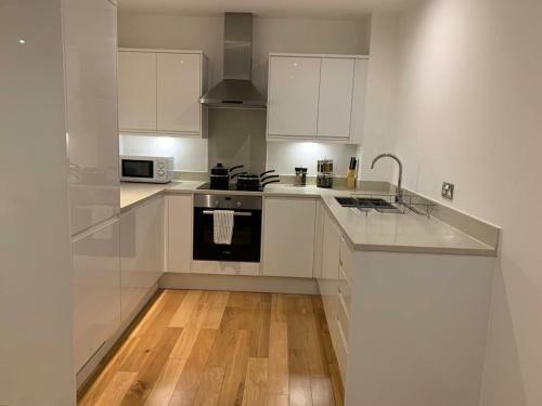 Modern 2 Bed 2 Bath Apartment In Central Croydon!