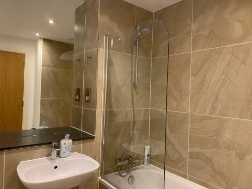 Modern 2 Bed 2 Bath Apartment In Central Croydon!
