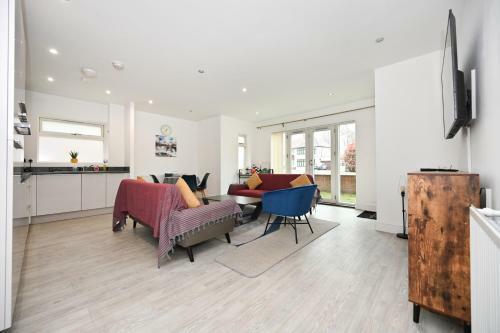 Luxury 2 Bedroom, 2 Bath Apartment, Prime Location