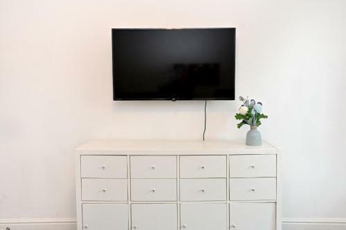 Luxury 2 Bedroom, 2 Bath Apartment, Prime Location