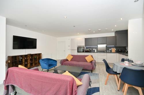 Luxury 2 Bedroom, 2 Bath Apartment, Prime Location