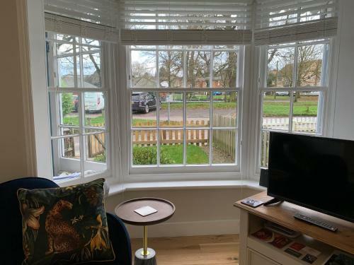 Charming Renovated Cottage In Hartley Wintney