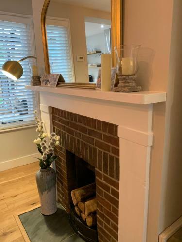 Charming Renovated Cottage In Hartley Wintney