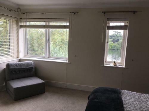 The Mirror Suite, Burway House On The River Thames