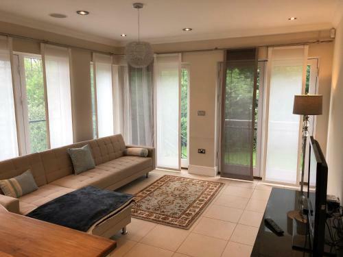 The Mirror Suite, Burway House On The River Thames