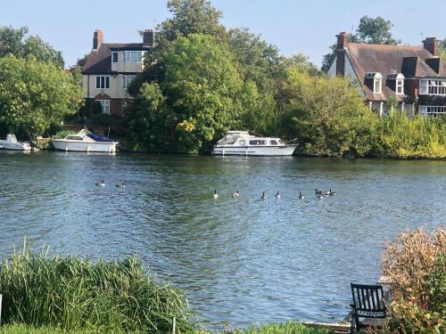 The Mirror Suite, Burway House On The River Thames