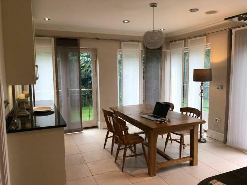 The Mirror Suite, Burway House On The River Thames