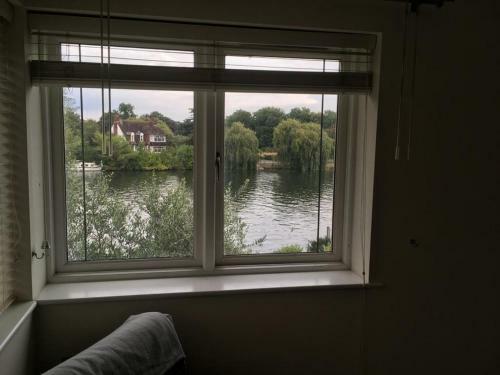 The Mirror Suite, Burway House On The River Thames
