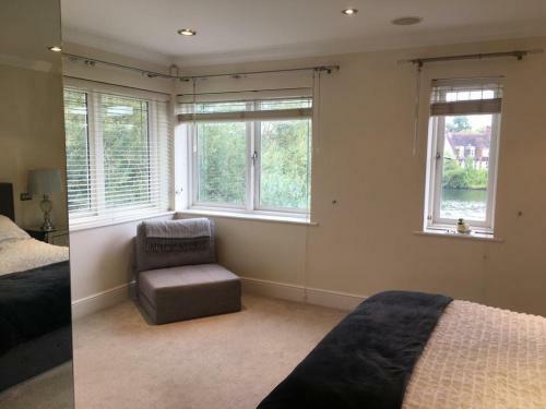 The Mirror Suite, Burway House On The River Thames