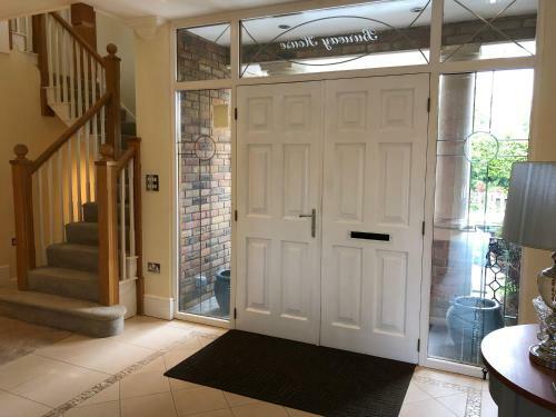 The Mirror Suite, Burway House On The River Thames