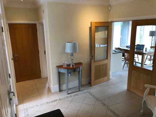 The Mirror Suite, Burway House On The River Thames