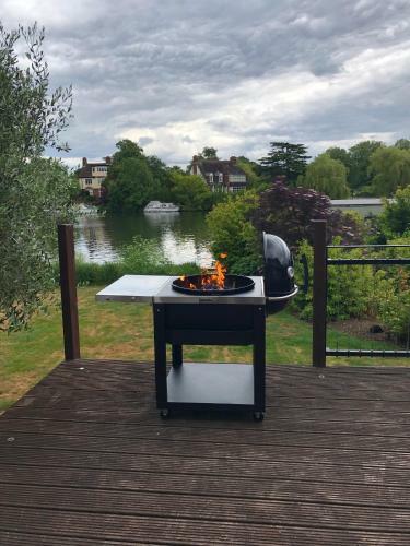 The Mirror Suite, Burway House On The River Thames