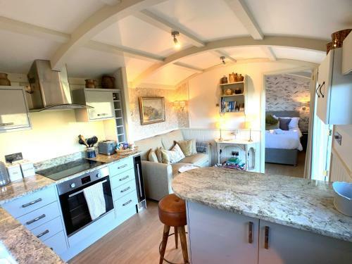 Lodge Stunning Shepherds Hut With Superb Views & Fire Pit