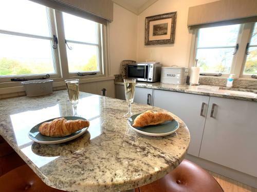 Lodge Stunning Shepherds Hut With Superb Views & Fire Pit