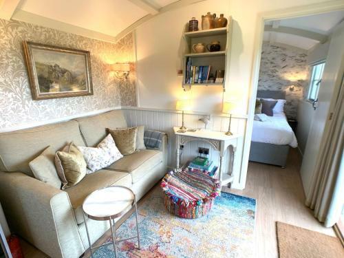 Lodge Stunning Shepherds Hut With Superb Views & Fire Pit