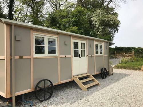 Lodge Stunning Shepherds Hut With Superb Views & Fire Pit