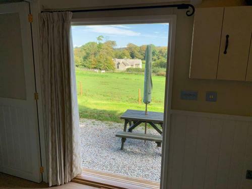 Lodge Luxury Shepherds Hut With Superb Views & Fire Pit