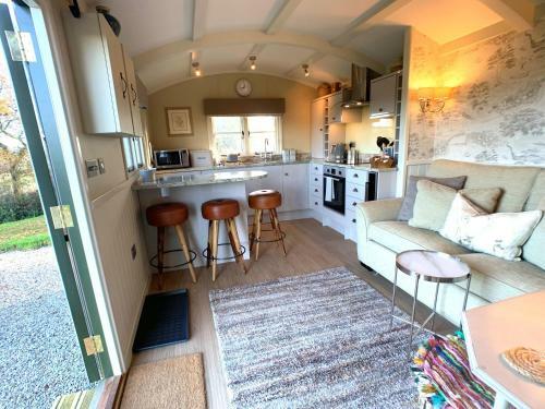 Lodge Luxury Shepherds Hut With Superb Views & Fire Pit